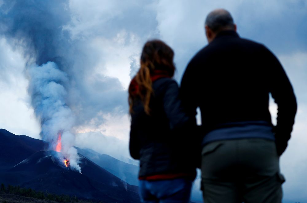 Люди смотрят на вулкан Кумбре-Вьеха