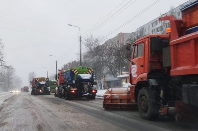 В снегопад в Пскове одна спецмашина проезжает около 200 км за смену
