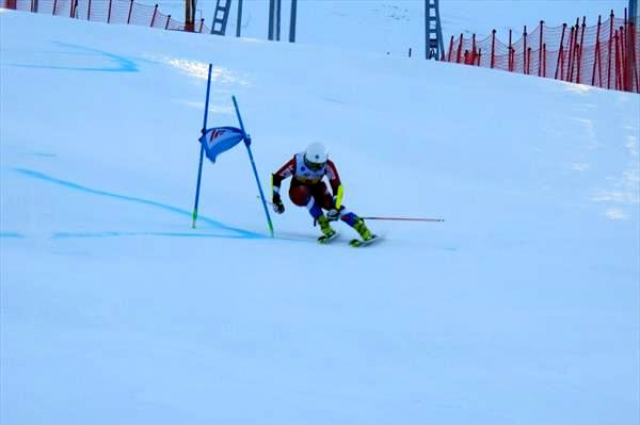 Спортсмены определили сильнейших в слаломе-гиганте, участниками которого стали 42 горнолыжницы и 63 горнолыжника. 