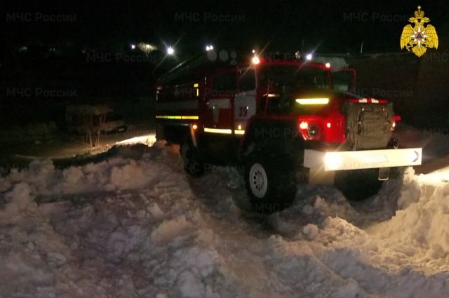 В районе села Елшанка спасатели вытащили из кювета машину скорой помощи.