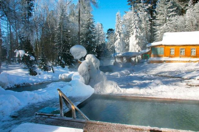 Окунуться в ванну с водой из горячих источников зимой особое удовольствие.