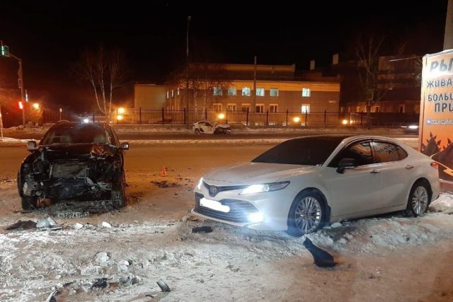 В Новосибирске водитель Kia Rio получил травму головы в тройном ДТП