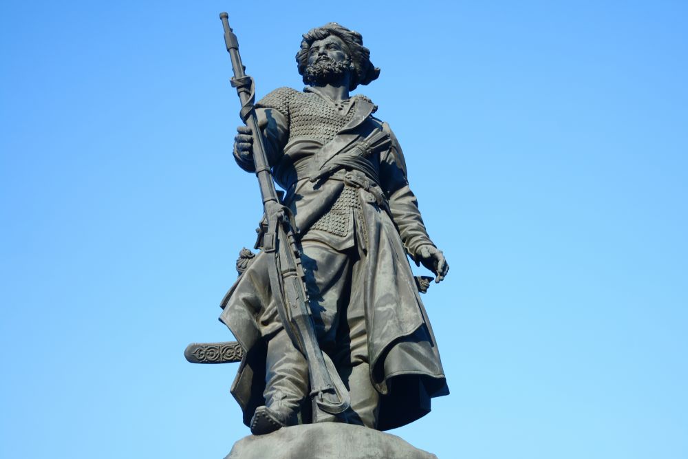 Памятник основателям Иркутска. Установлен в сентябре 2011 года в честь 350-летия областного центра. Считается собирательным образом казаков-первопроходцев.