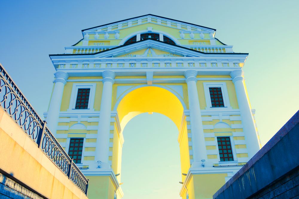 Московские ворота изначально были возведены в 1811 году. Помимо Иркутска такие триумфальные арки есть в Москве и Санкт-Петербурге. В начале XX века оригинальную постройку снесли. Реконструировали ворота в 2011 году. 