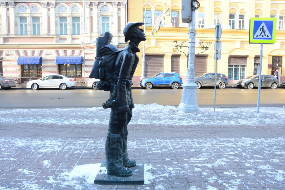 Памятник туристу открыли в Иркутске осенью 2011 года к Международному дню туризма. Взор бронзового путешественника обращён к следующему пункту нашего путешествия - гостинице «Гранд-отель». 