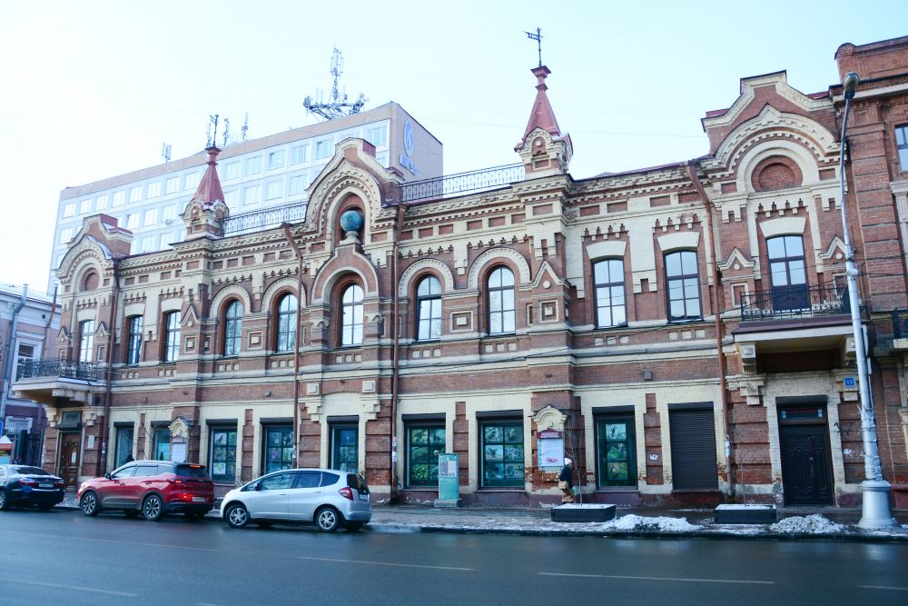 Книжный магазин Макушина и Посохина был открыт в Иркутске в 1893 г. Он был самым большим в городе, здесь быстрее всех появлялись в продаже новые издания. В наши дни в здании находится один из отделов Областного краеведческого музея.