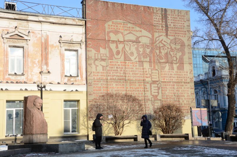 Мозаичное панно «Интернационал» с полным текстом гимна появилось на улице Пролетарской в год 50-летия Октябрьской революции. Оно стало подарком Иркутску от Ленинградской академии художеств. Его созданием занимались студенты из северной столицы. 