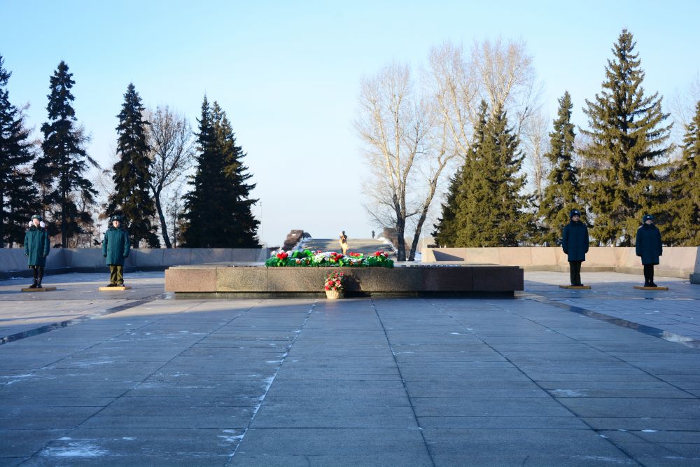 Мемориал «Вечный огонь» был открыт 9 мая 1975 года. Интересно, что огонь зажигали от факела, который привезли эстафетой с могилы Неизвестного Солдата в Москве.