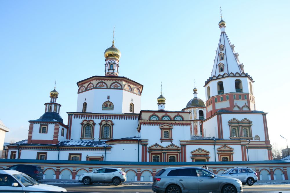 Собор Богоявления - самый заметный храм в центре города. Практически весь его фасад покрывает роспись. Собор был построен в начале XVIII века. 