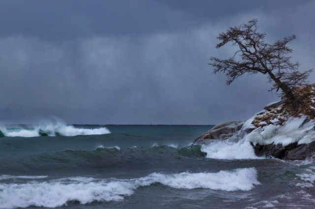 Cахалинские метеорологи ночью 2 декабря прогнозируют ураганный ветер 33-35 м/с и сильные осадки в Северо-Курильском районе.