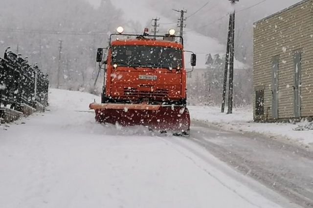 В первый день зимы дороги Саратова чистят 130 машин