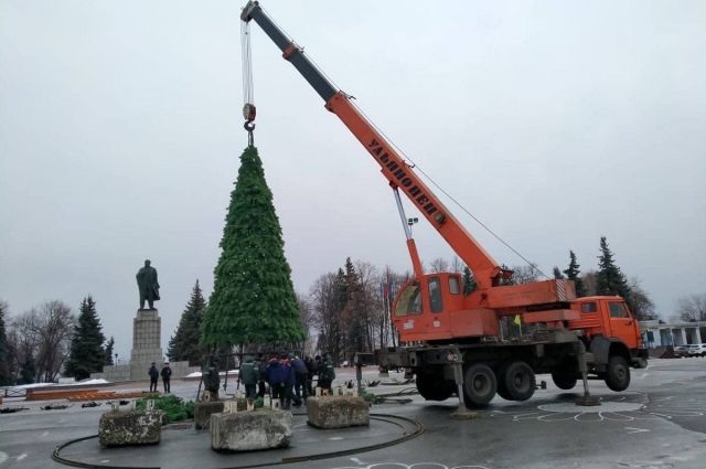 На Соборной площади Ульяновска монтируют главную новогоднюю ёлку области