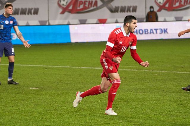 В ноябре Тимур Сулейманов  открыл счёт голам за молодёжную сборную России.