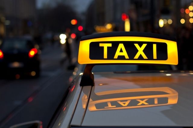 Легковое такси оборудуется опознавательным фонарём оранжевого цвета