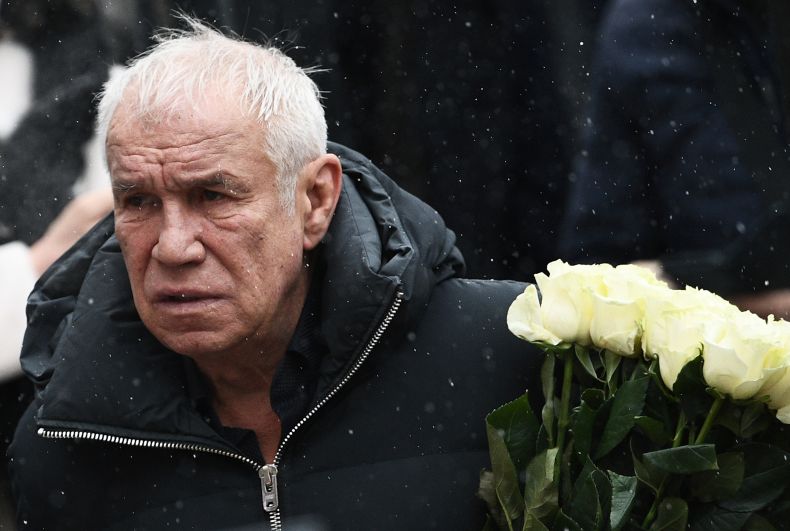 Актёр Сергей Гармаш у театра «Градский холл», где проходит церемония прощания с народным артистом России Александром Градским