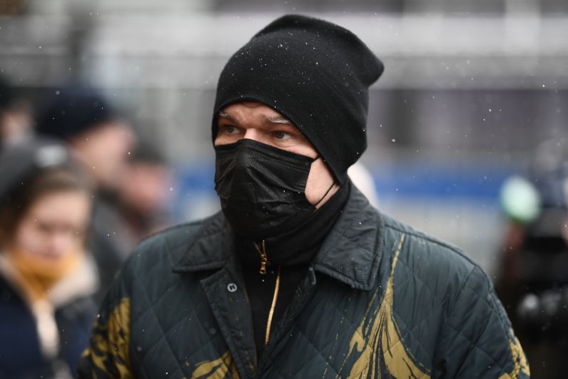 Музыкант Сергей Мазаев у театра «Градский холл», где проходит церемония прощания с народным артистом России Александром Градским