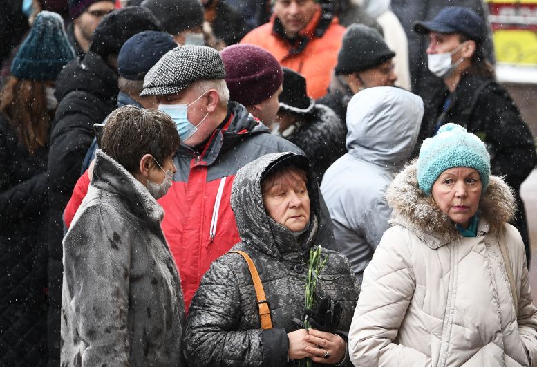 Люди у театра «Градский холл», где проходит церемония прощания с народным артистом России Александром Градским