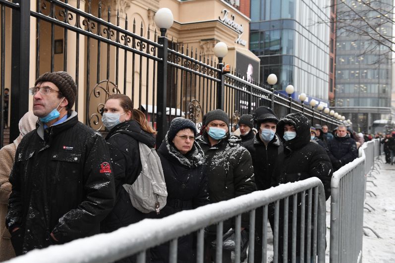 Люди у театра «Градский холл», где проходит церемония прощания с народным артистом России Александром Градским