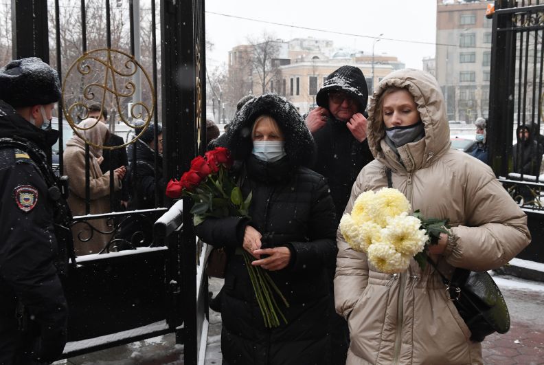 Люди у театра «Градский холл», где проходит церемония прощания с народным артистом России Александром Градским