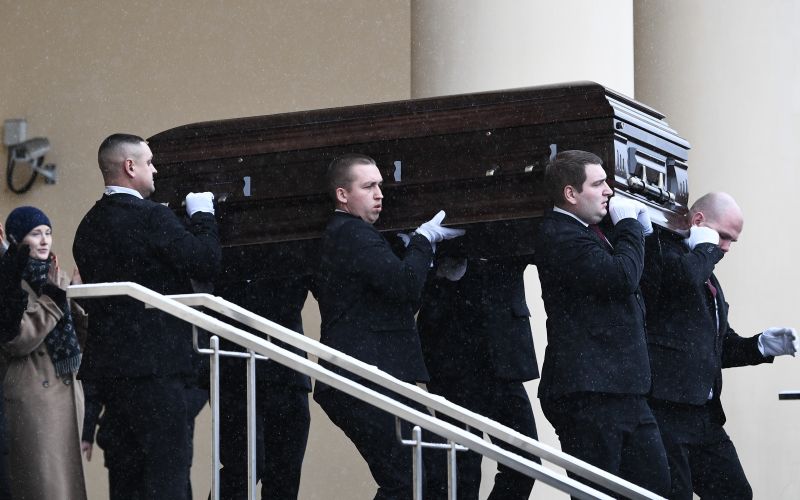Вынос гроба с телом народного артиста России Александра Градского после церемонии прощания в театре «Градский холл»