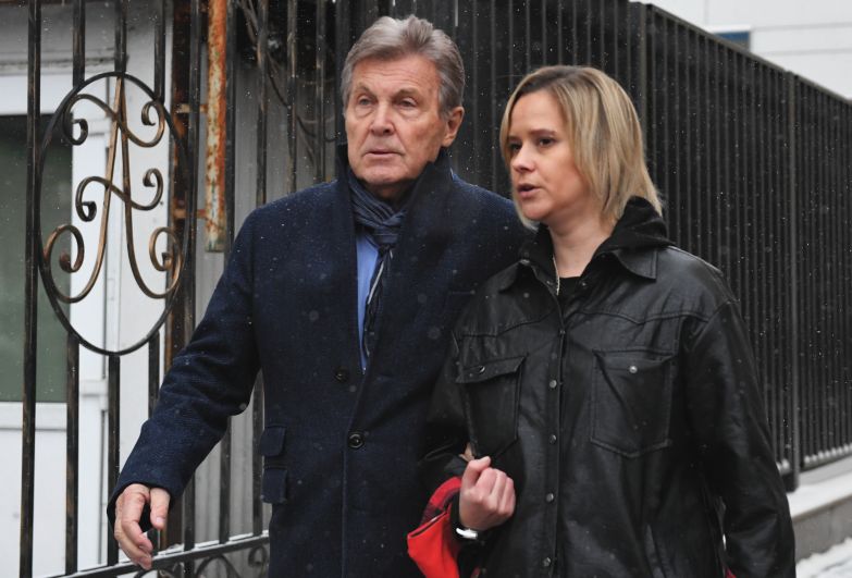 Певец Лев Лещенко у театра «Градский холл», где проходит церемония прощания с народным артистом России Александром Градским