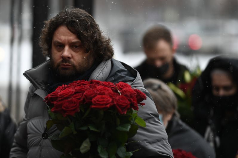 Продюсер Андрей Сергеев у театра «Градский холл», где проходит церемония прощания с народным артистом России Александром Градским