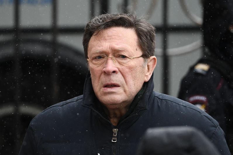  Актёр Георгий Мартиросян у театра «Градский холл», где проходит церемония прощания с народным артистом России Александром Градским