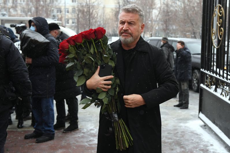 Певец Леонид Агутин у театра «Градский холл», где проходит церемония прощания с народным артистом России Александром Градским