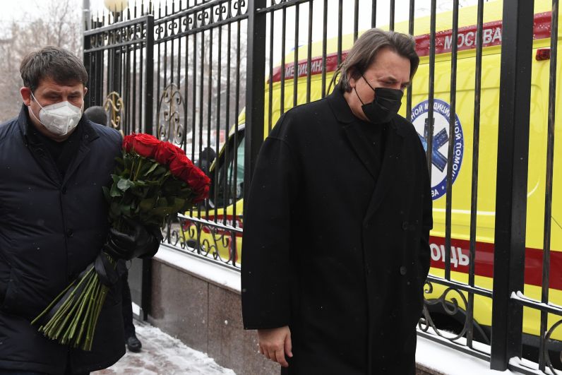 Генеральный директор Первого канала Константин Эрнст (справа) у театра «Градский холл», где проходит церемония прощания с народным артистом России Александром Градским