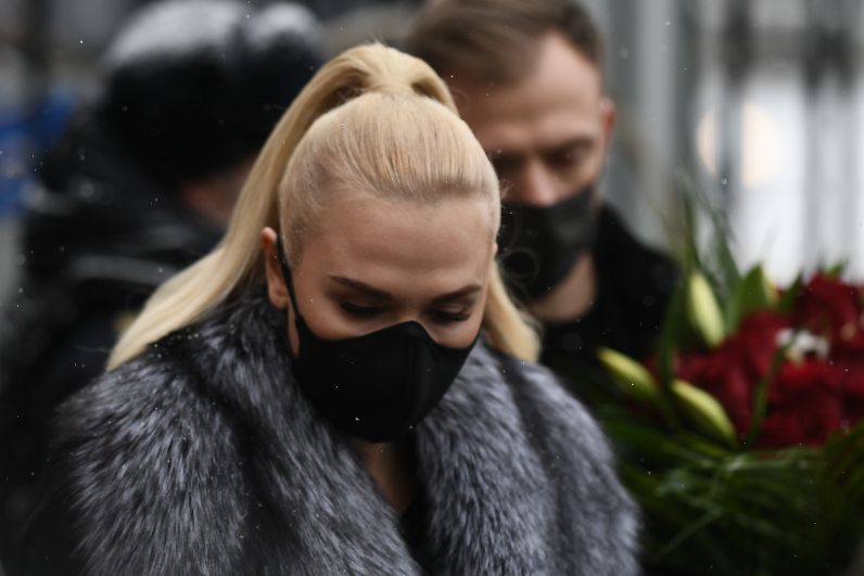 Певица Пелагея у театра «Градский холл», где проходит церемония прощания с народным артистом России Александром Градским