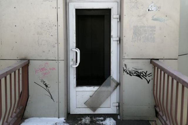 В Красноярске на «Космосе» вандалы снова испортили лифты