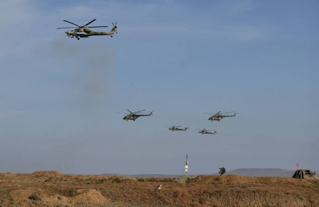 Вертолеты Ми-8 во время высадки десанта морской пехоты на необорудованный участок побережья на полигоне Опук на двусторонних учениях подразделений армейского корпуса и морской пехоты Черноморского флота. 18.10.2021