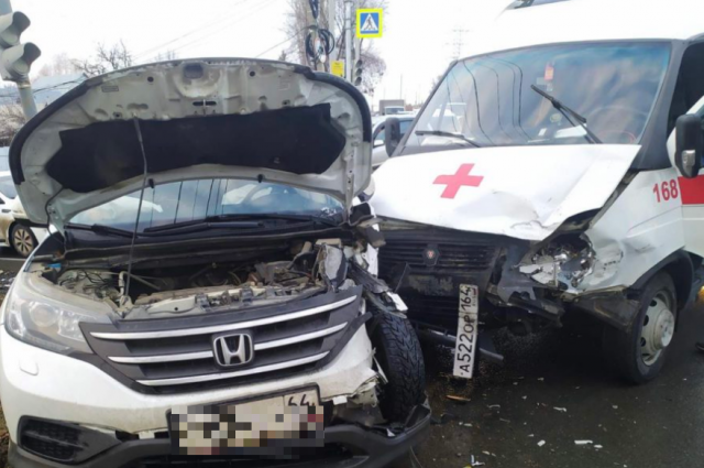 Две женщины пострадали в карете скорой помощи в Саратове