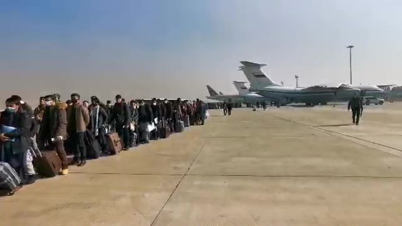Пассажиры во время посадки на борт самолёта Ил-76 Минобороны РФ в аэропорту Кабула
