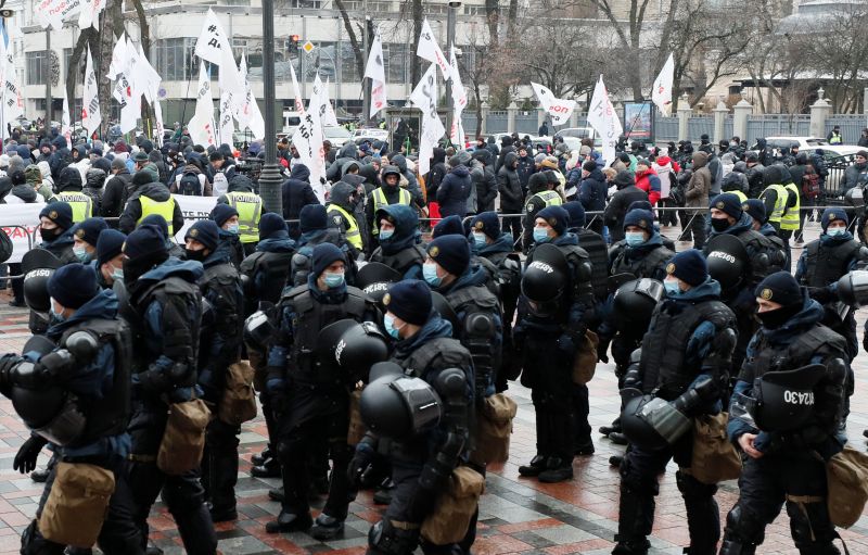 Сотрудники правоохранительных органов у здания Верховной рады в Киеве