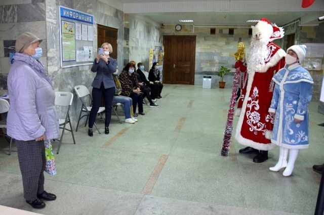 В Сочи открылись новые пункты вакцинации с Дедами Морозами и Снегурочками