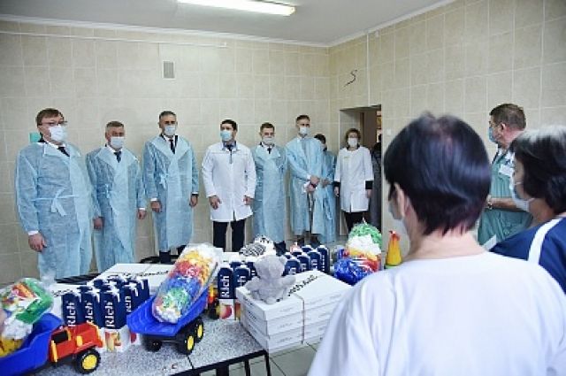 В Батайске Александр Ищенко вручил подарки медикам и маленьким пациентам