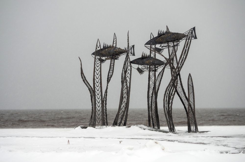 Скульптура «Карельские фишки» на набережной Петрозаводска во время непогоды, вызванной циклоном «Бенедикт»