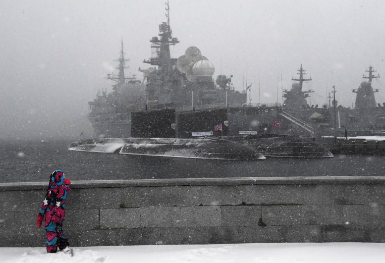 На набережной во Владивостоке во время сильного снегопада