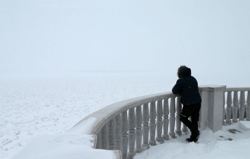 Мужчина на одной из улиц в Хабаровске во время снегопада