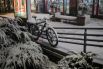 Велосипед под снегом в Симферополе