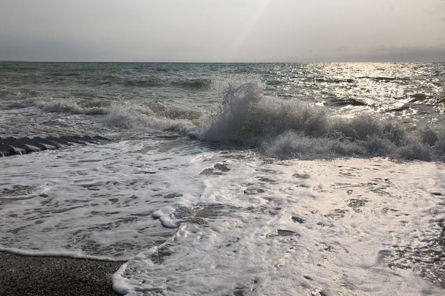 В Сочи устраняют последствия шторма, разрушившего часть набережной Сириуса
