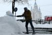 Мужчина убирает снег на одной из улиц в Хабаровске во время снегопада