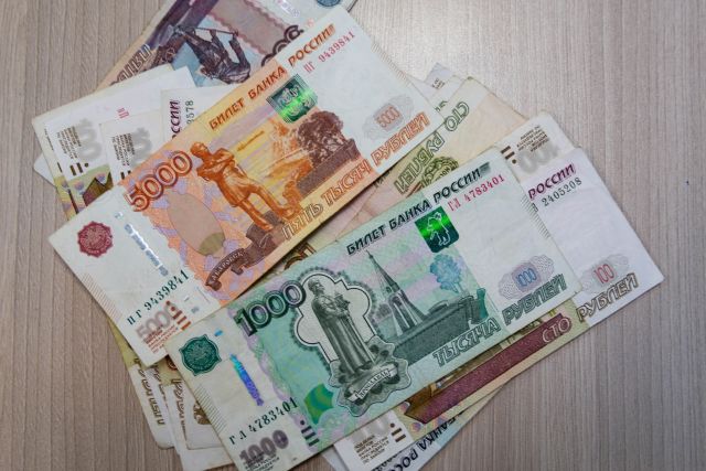 Деньги зачислят на карту: кому 2-5 декабря придет 1300 рублей