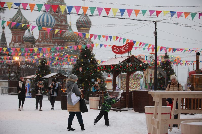 Посетители ярмарки на Красной площади в Москве после снегопада
