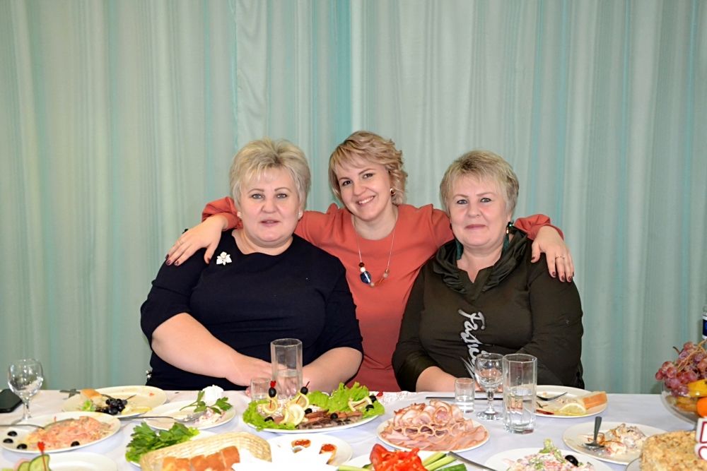 Елена Кичмарёва с мамой и тётей.