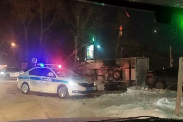 В Новосибирске грузовик Ford перевернулся на бок после ДТП с седаном