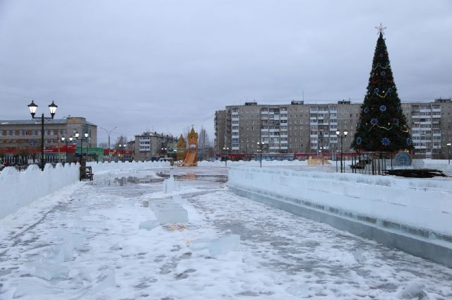 Ледовые городки начали таять в городах Свердловской области из-за оттепели