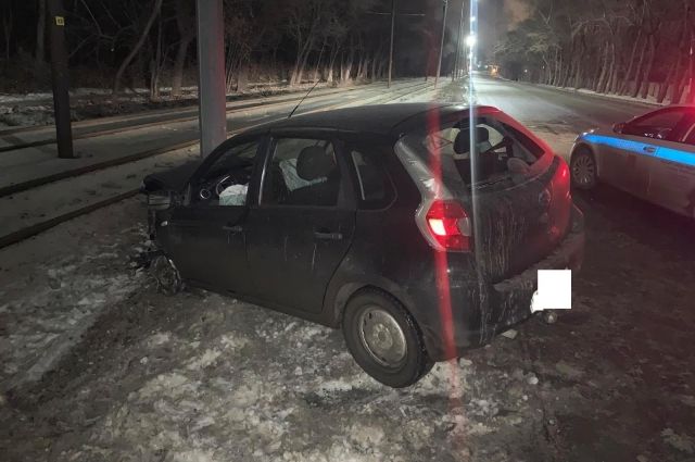 Автомобилист врезался в электроопору в Челябинске