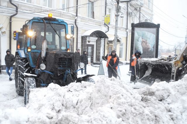 В Перми трактор во время уборки дороги сбрасывал с моста снег